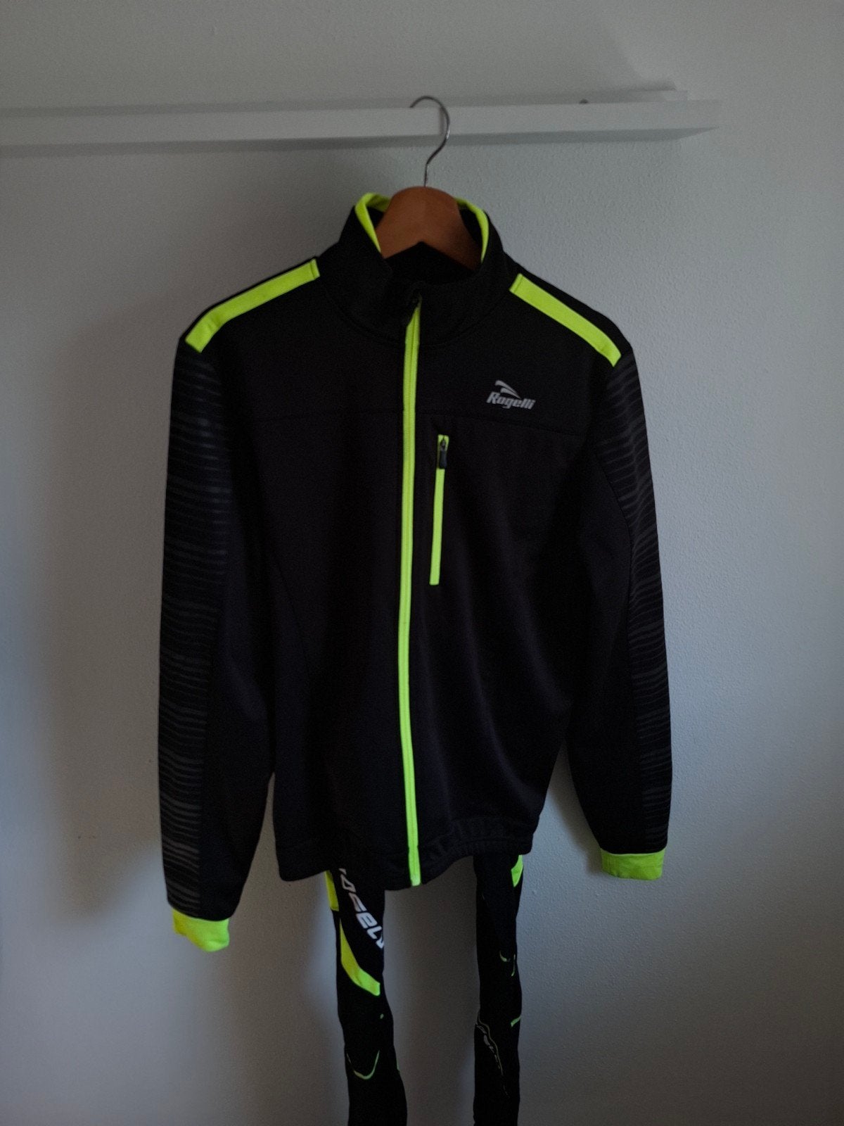 Rogelli fietsoutfit - Jas en broek - Maat M, Rogelli, Ophalen of Verzenden, Zo goed als nieuw, Bovenkleding