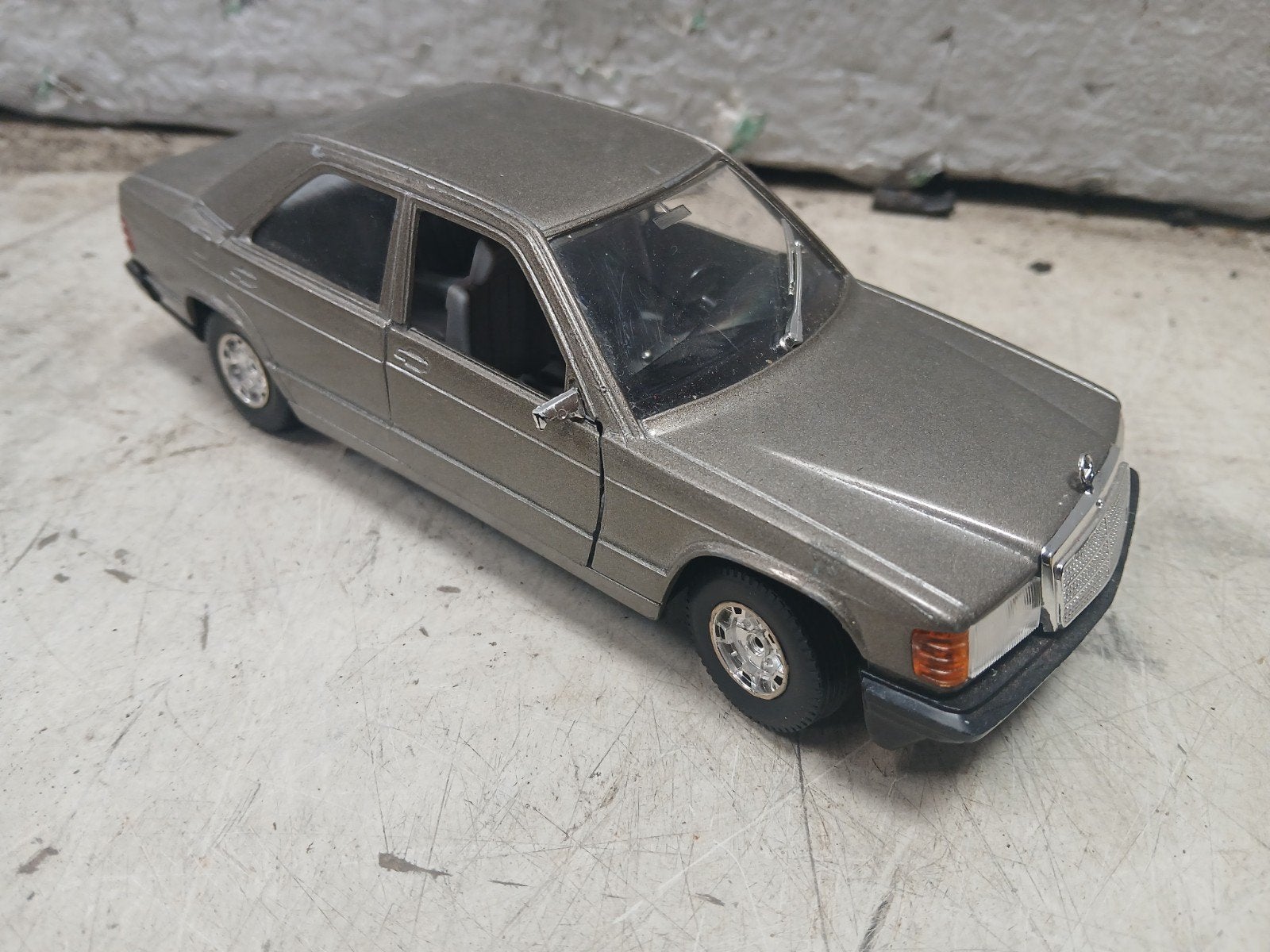 Mercedes 190E Schaalmodel 1:25 - Grijs - Burago, Hobby en Vrije tijd, Modelauto's | 1:18, Ophalen of Verzenden, Bburago