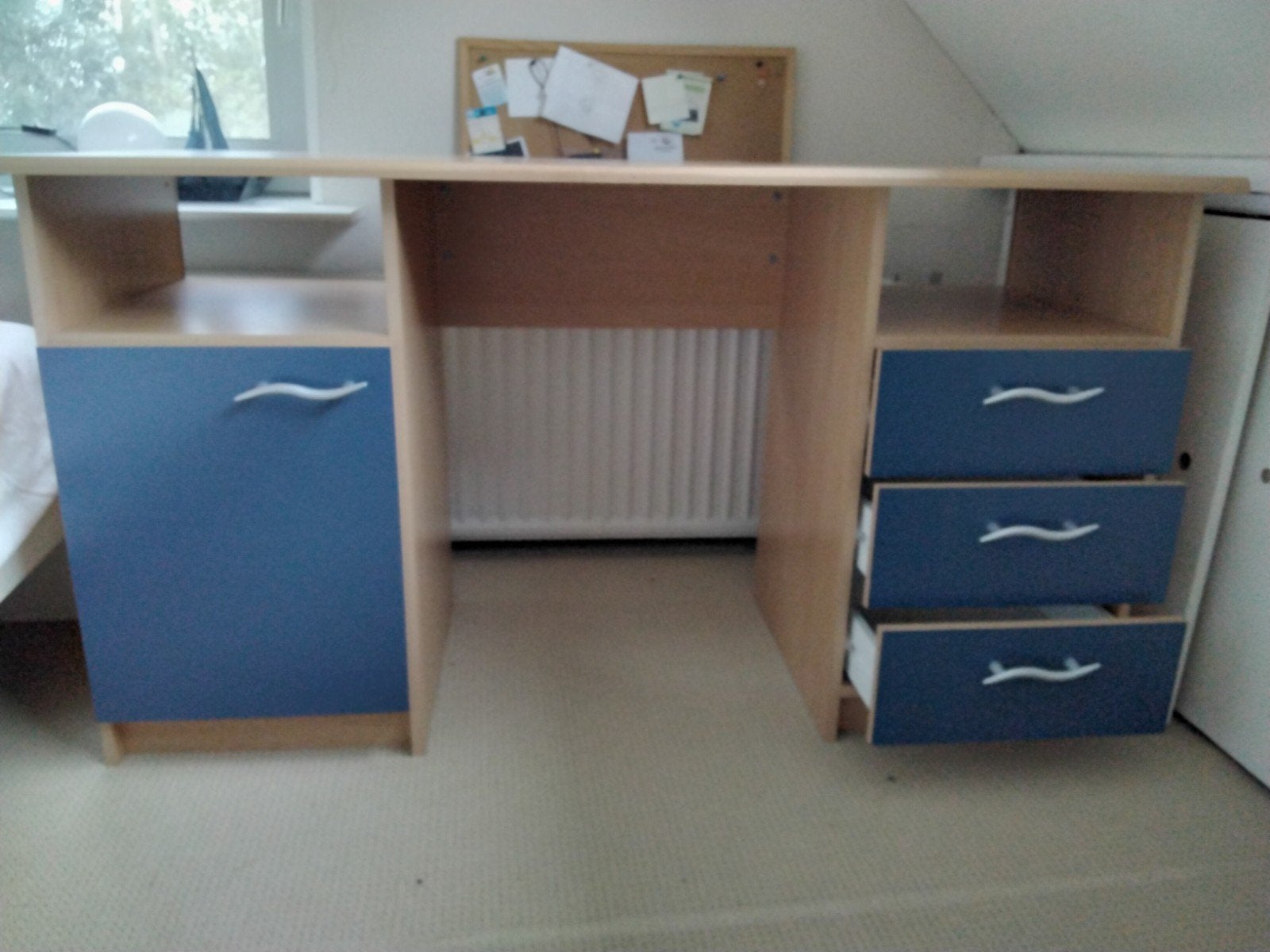 tienerbureau met blauwe kastdeurtjes, Ophalen, Gebruikt, 100 tot 150 cm, Minder dan 100 cm