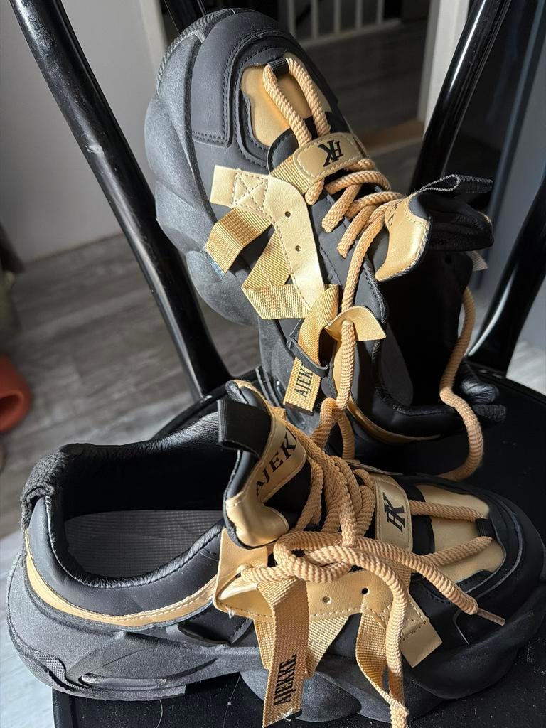 Stoere zwarte en gouden sneakers, Ophalen of Verzenden, Gebruikt