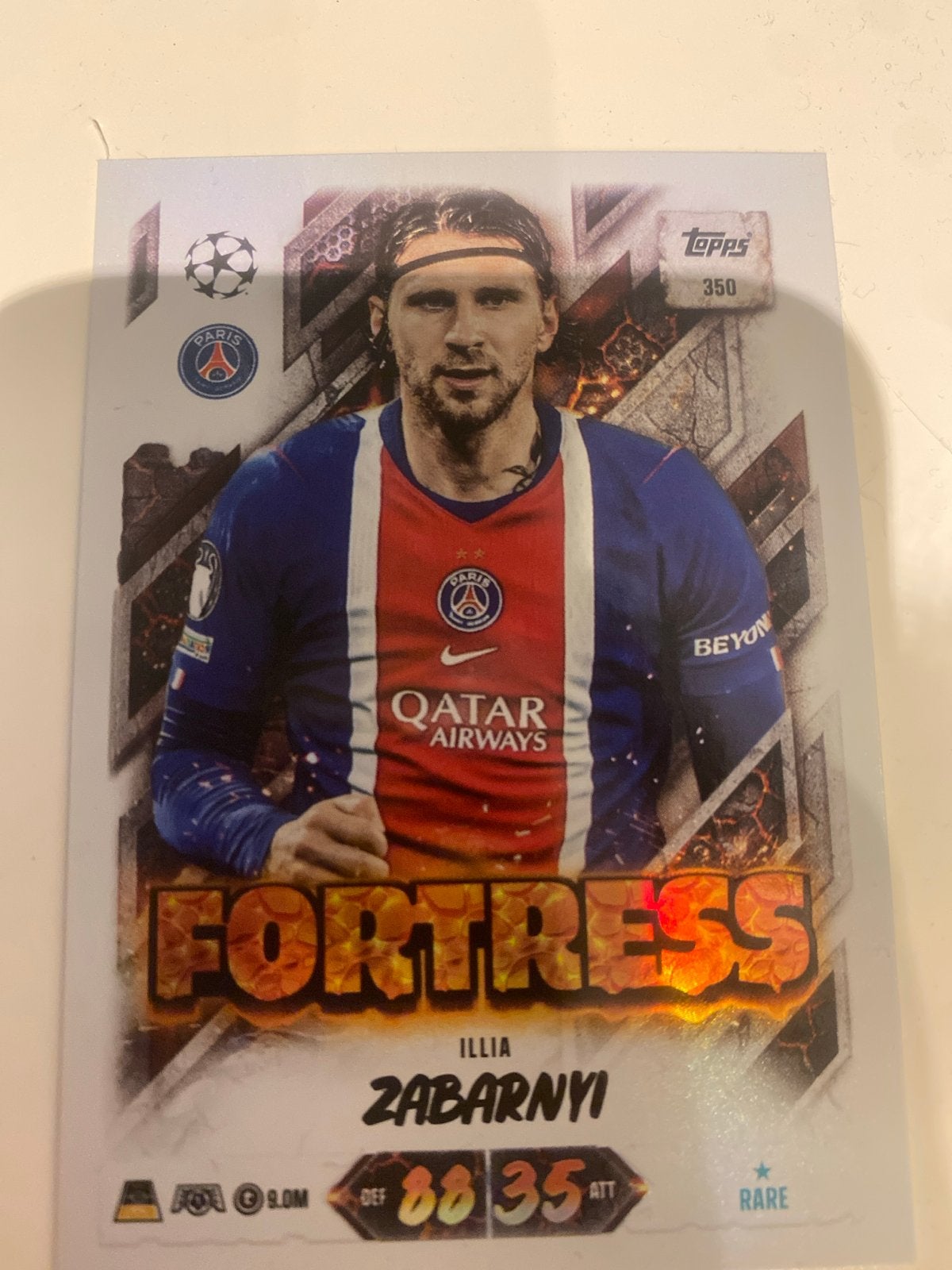 Topps Match Attax Illia Zabarnyi Fortress kaart + sleeve, Verzamelen, Ophalen of Verzenden, Zo goed als nieuw, Buitenlandse clubs