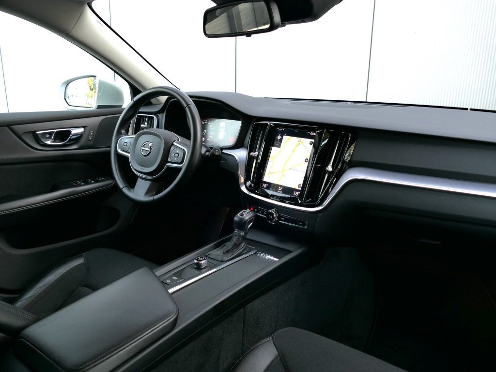 Volvo V60 2.0 T5 AUT Momentum 12 MND garantie Navi / Half le, Automaat, 15 km/l, 4 cilinders, Leder en Stof