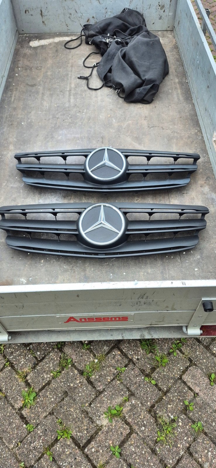 2x Originele Mercedes Grill met Embleem Vito W447, Auto-onderdelen, Ophalen of Verzenden, Gebruikt, Voor, Mercedes-Benz