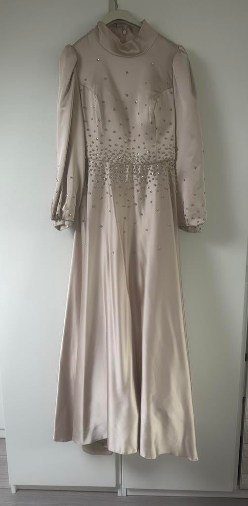 Gala jurk beige  getailleerd maat 40-44  bedekt, Maat 38/40 (M), Galajurk, Beige, Ophalen of Verzenden