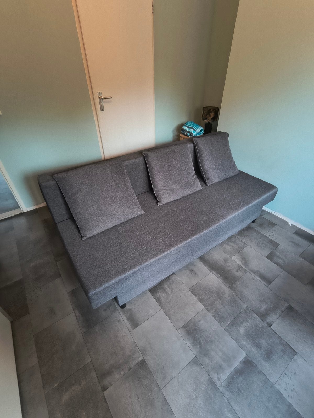 Foto 3 van Mooi grijs slaapbank met opbergruimte