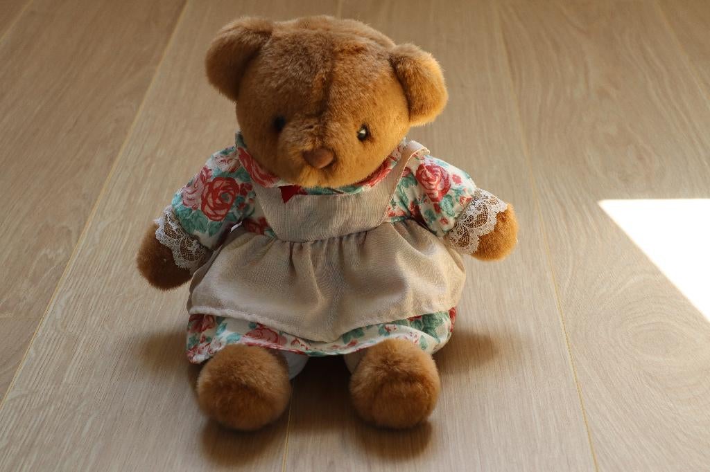Vintage knuffel beertje met jurk ca. 23x15x20cm (LxBxD) ZGAN, Ophalen of Verzenden, Zo goed als nieuw, Beer
