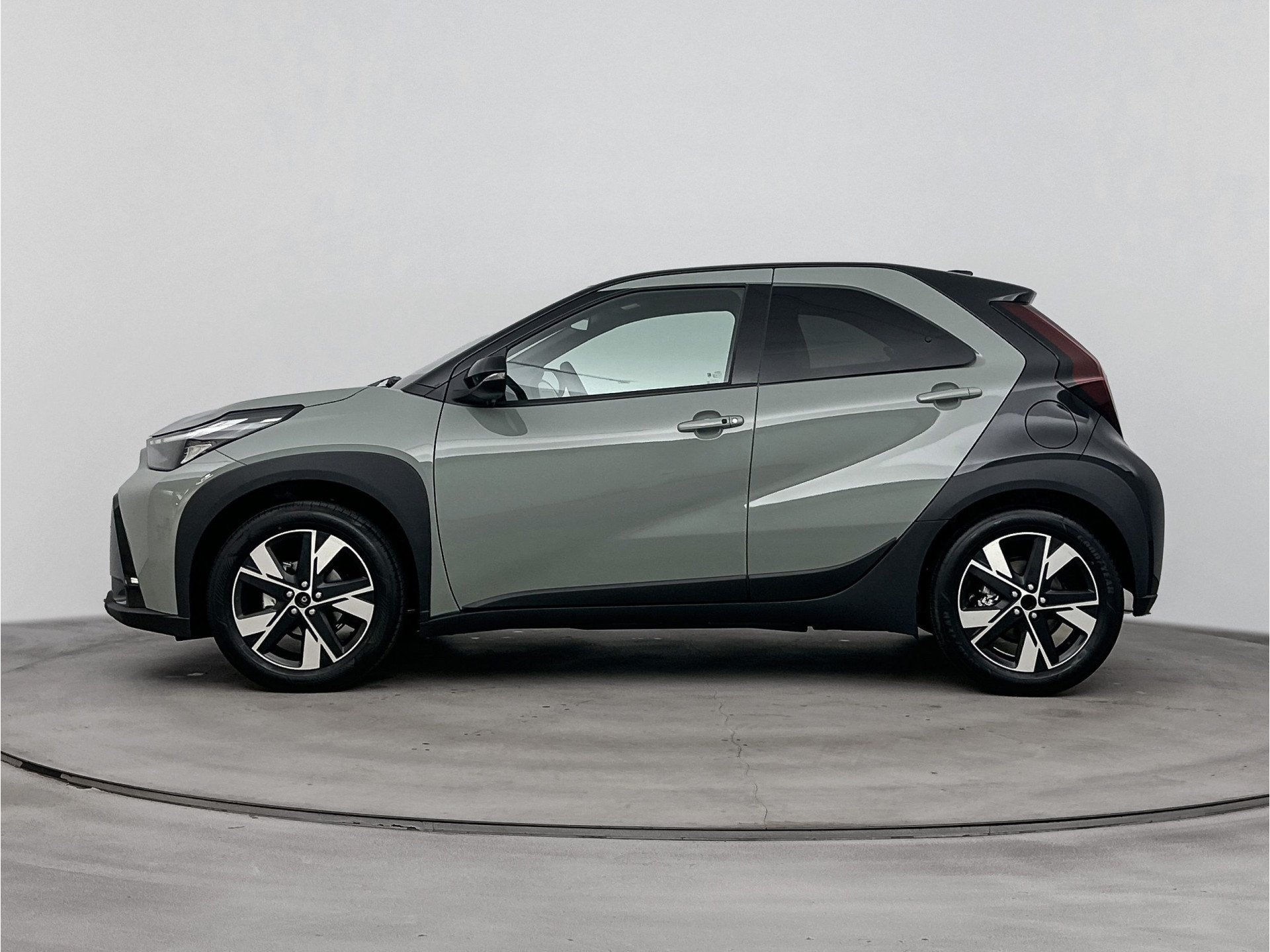 Toyota Aygo X Hybrid 115 pulse | Apple Carplay & Android Aut, 12 maanden, Stof, Zwart, 4 stoelen