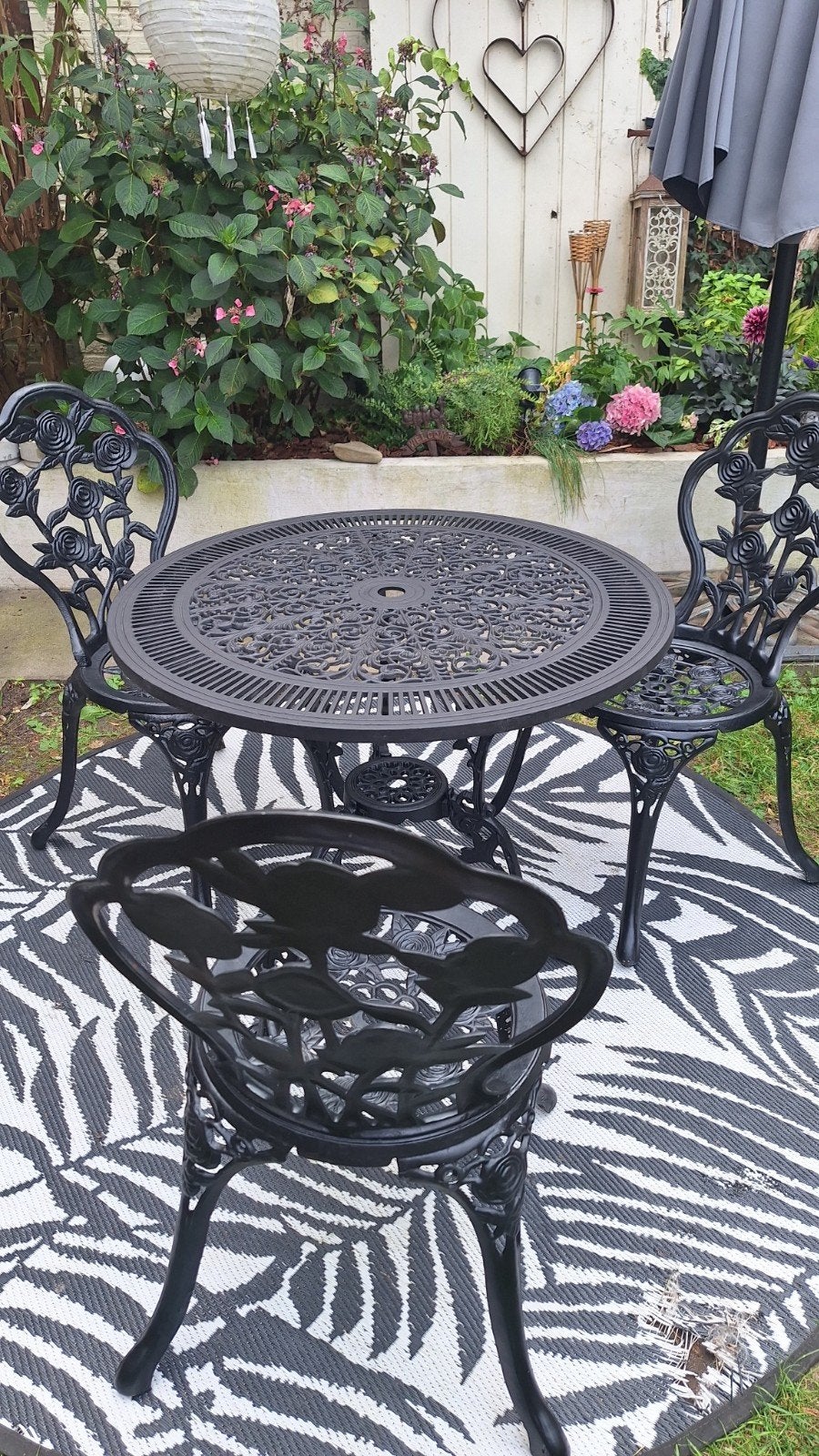 Zwart metalen tuinset met rozenmotief, Tuin en Terras, Ophalen, Overige materialen, Gebruikt, 3 zitplaatsen