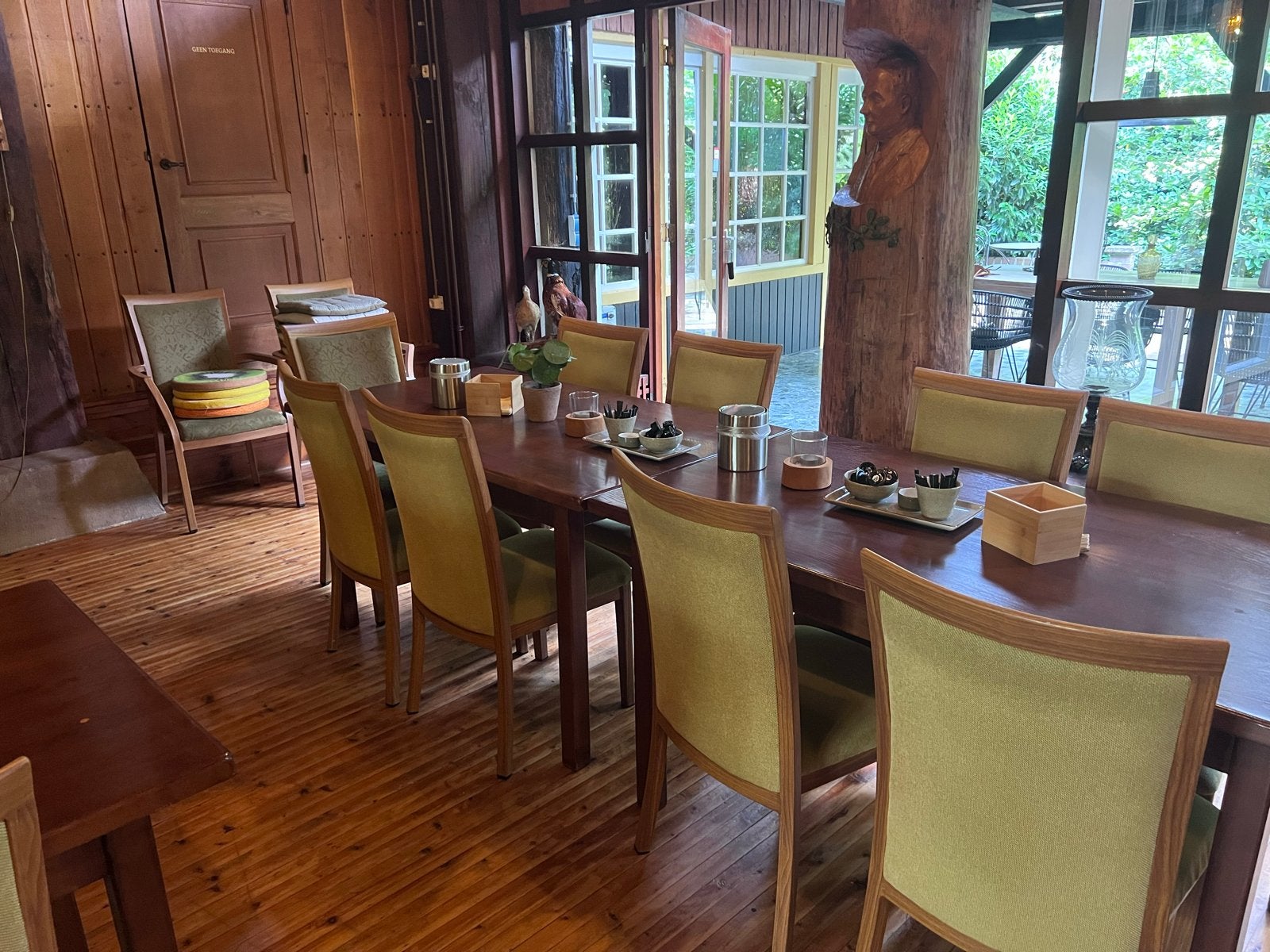 5 massief eiken tafels met 24 stoelen (partij), Huis en Inrichting, Tafels | Eettafels, Ophalen, Gebruikt, 100 tot 150 cm, Eikenhout