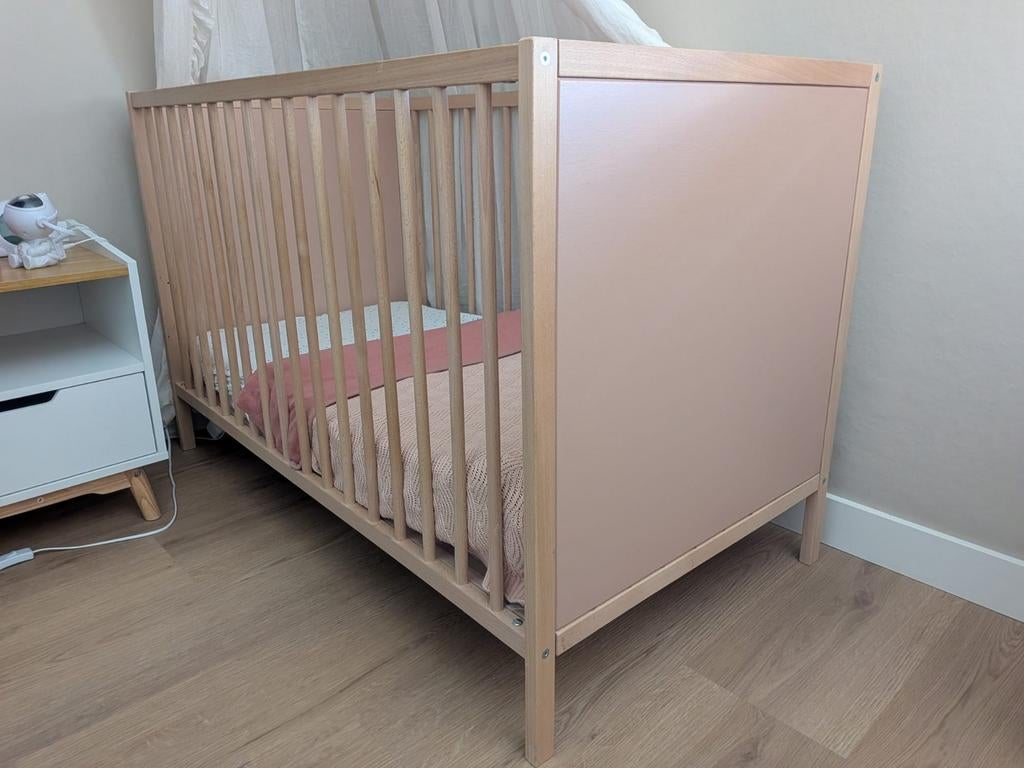 IKEA SNIGLAR Ledikant Beuken 60x120 cm met achterbord, Kinderen en Baby's, Babywiegjes en Ledikanten, Ophalen, Zo goed als nieuw