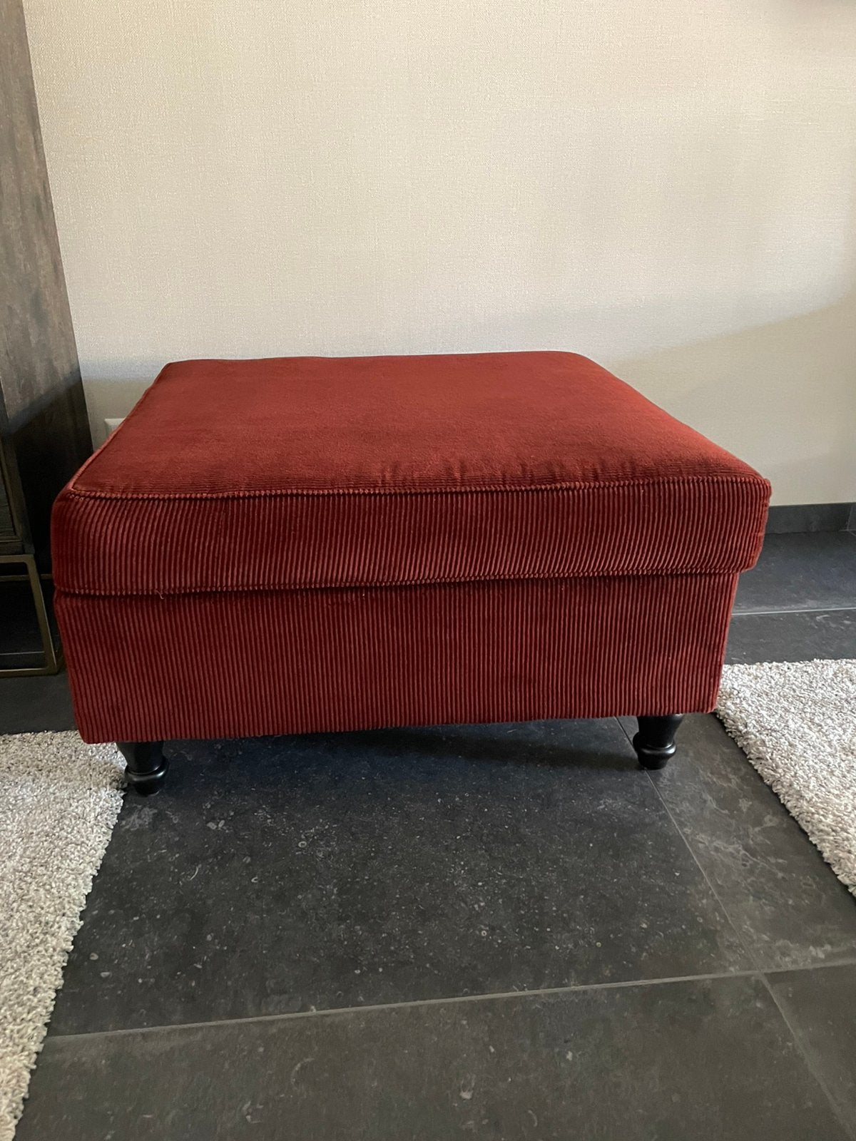 Mooie bruin/ rode rib poef brique zwarte poten. 1.00x1.00m, Ophalen, Vierkant, 75 tot 100 cm, Zo goed als nieuw