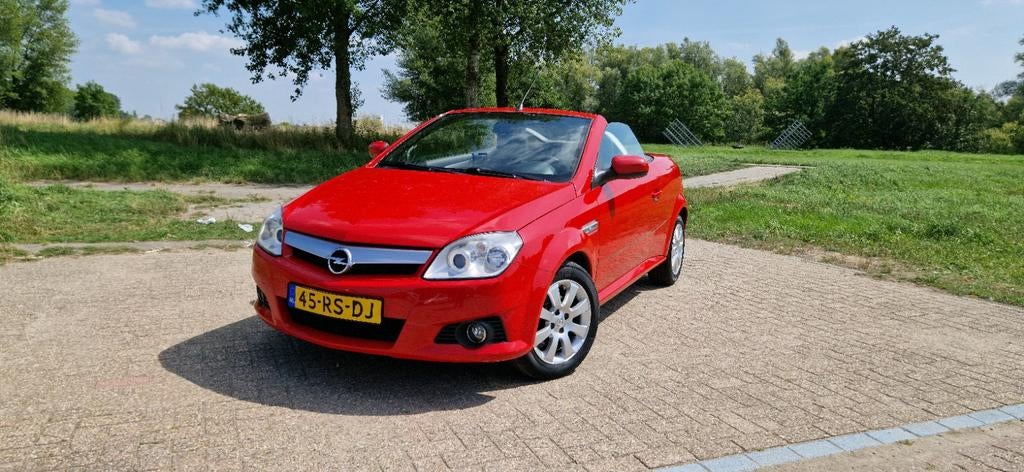 Opel Tigra 1.4 16V Twintop AUT 2005 Rood, Auto's, Opel, Zwart, 4 cilinders, Cabriolet, 49 €/maand