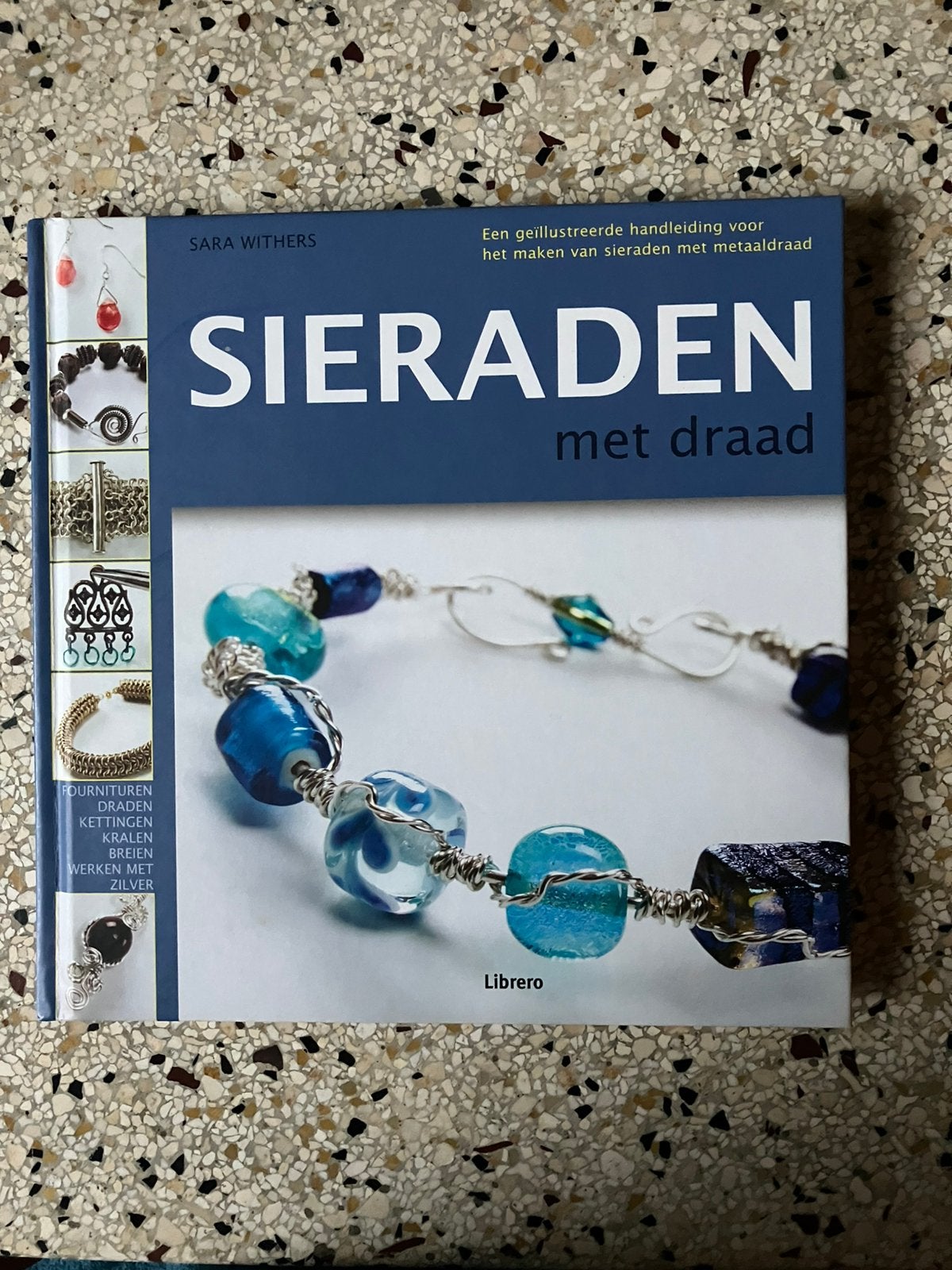 Sieraden met draad, Sara Withers, uitgeverij Librero, Ophalen of Verzenden, Zo goed als nieuw, Sieraden maken