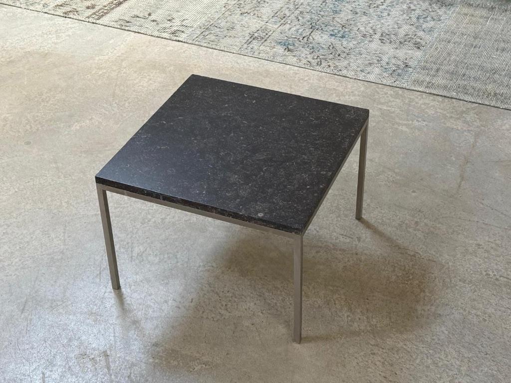 Moderne bijzettafel, zwart natuursteen blad, metalen frame, Ophalen, Minder dan 55 cm, Moderne design bijzettafel - zwart natuursteen blad - RVS frame