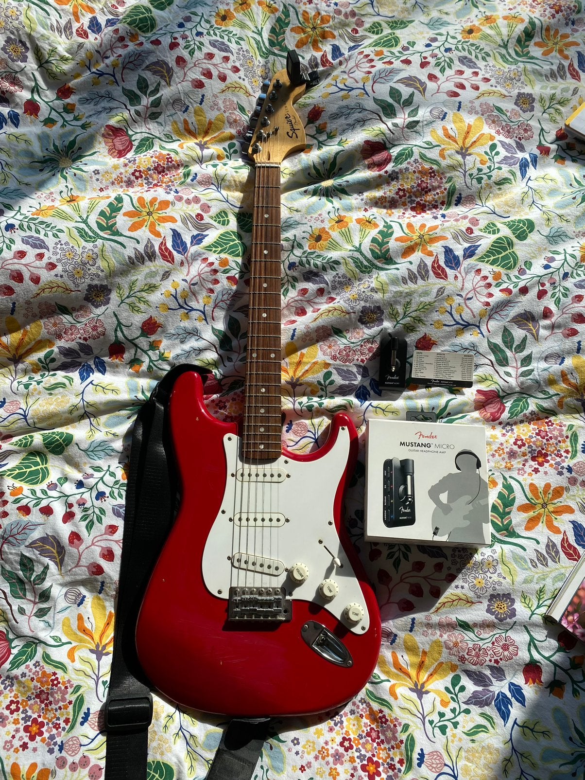 Fender Squier Rood met Mustang Micro (ongebruikt), Muziek en Instrumenten, Snaarinstrumenten | Gitaren | Elektrisch, Fender, Gebruikt