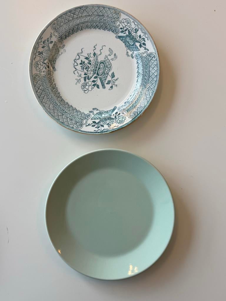 Set van 2 borden: Vintage en IKEA FÄRGKLAR, Gebruikt, Keramiek, Ophalen of Verzenden, Bord(en)