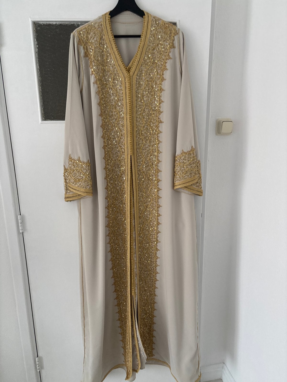 Elegante Kaftan met Gouden Borduurwerk en Pailletten, Maat 38/40 (M), Overige typen, Beige, Ophalen of Verzenden