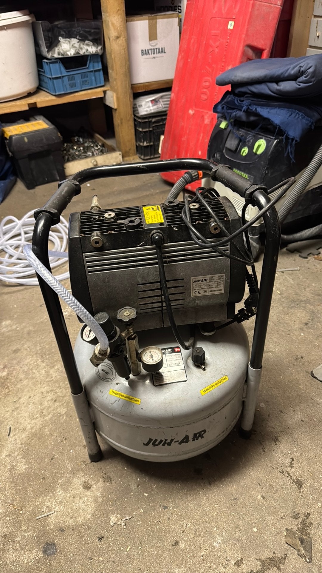 Mooie jun air compressor, 100 liter of meer, Ophalen, Zo goed als nieuw, Minder dan 200 liter/min