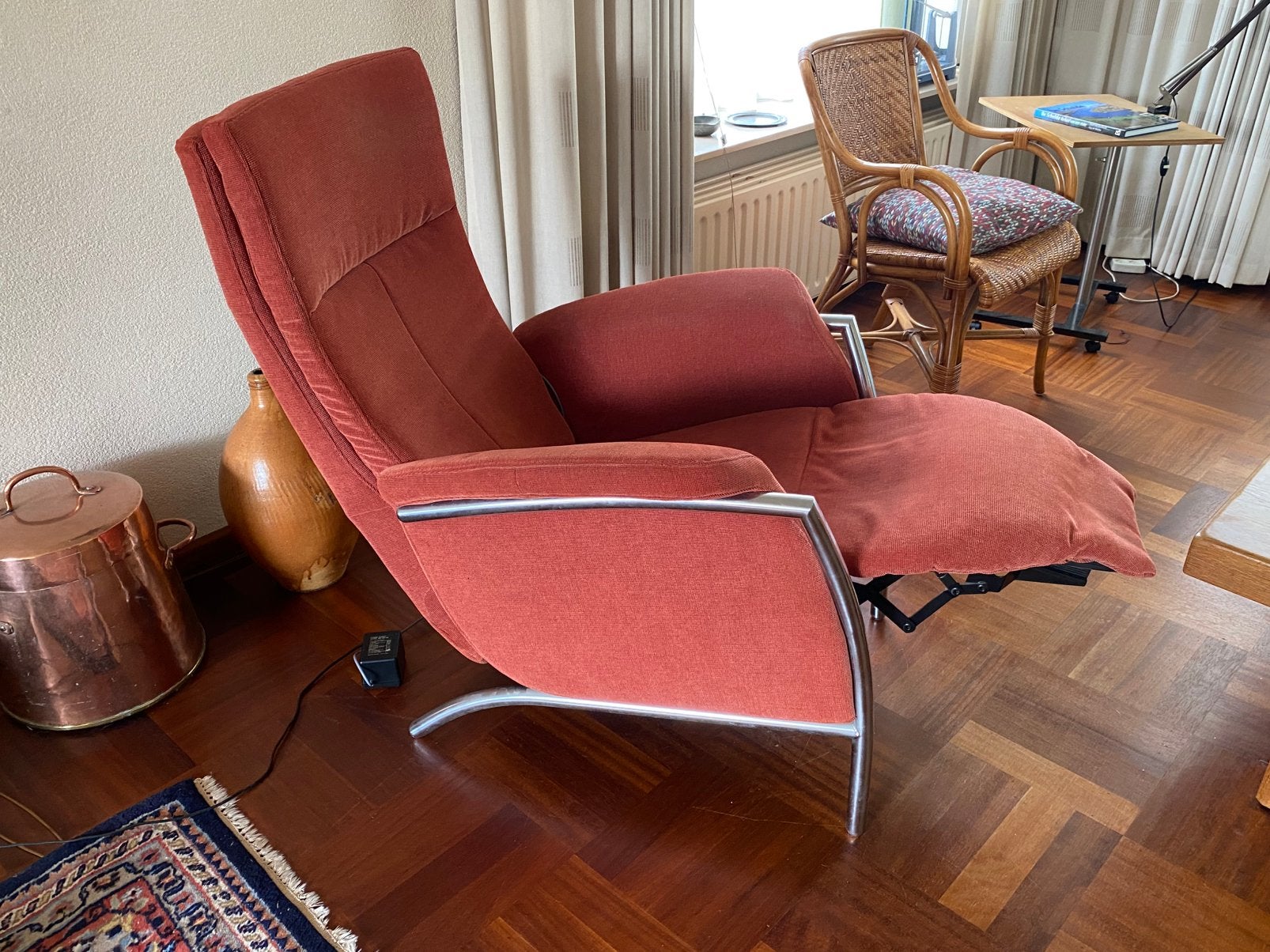 Relax fauteuil in zachte stof roodbruin en met chroom, Klassiek modern, 75 tot 100 cm, Ophalen of Verzenden, Zo goed als nieuw