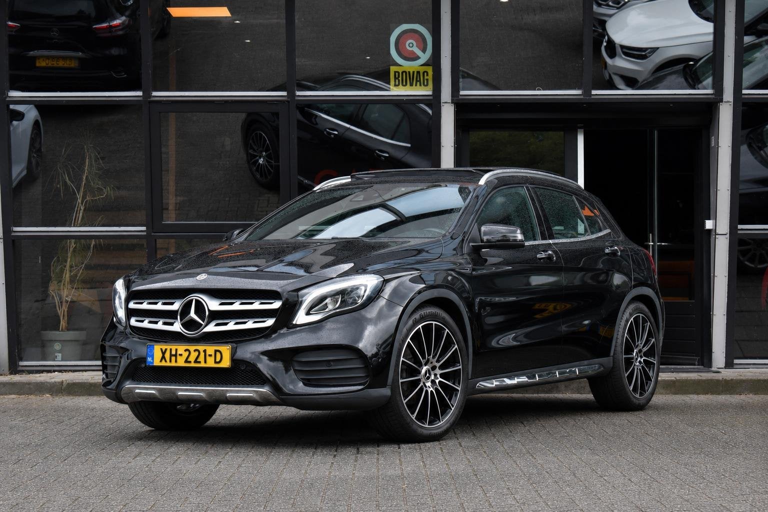 Mercedes-Benz GLA-klasse 180 Business Solution AMG Pano Keyl, Auto's, Gebruikt, 4 cilinders, Leder en Stof, 1335 kg