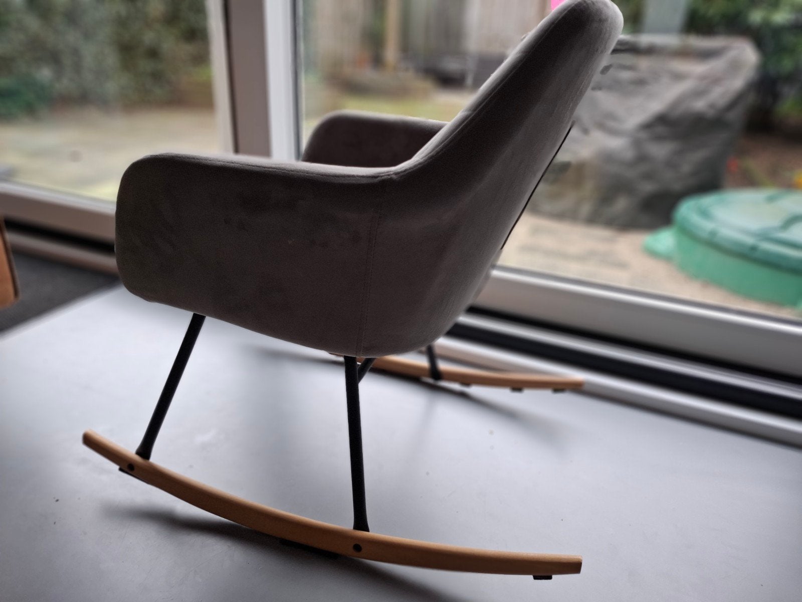 Comfortabele grijze schommelstoel met ruitpatroon, Ophalen, Modern, Scandinavisch, Zo goed als nieuw, Stof
