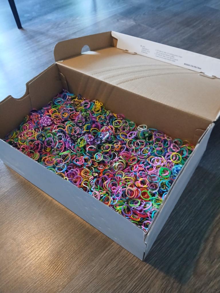 Schoenendoos gevuld met loom-bandjes, Hobby en Vrije tijd, Kralen en Sieraden maken, Ophalen of Verzenden, Gebruikt, Overige typen