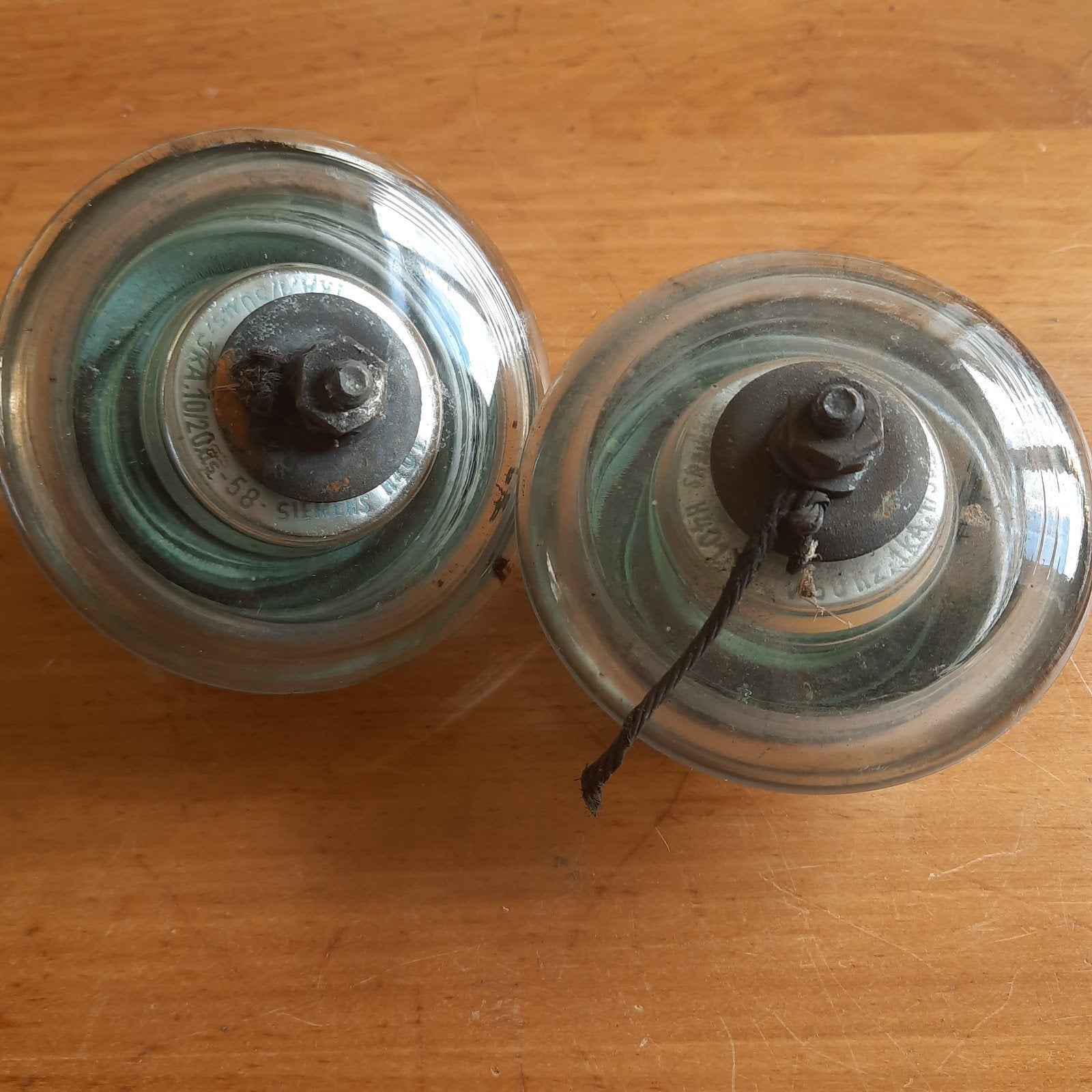 ISOLATOR: Twee Oude Siemens Glaskap Isolatoren Hoogspanning, Verzenden