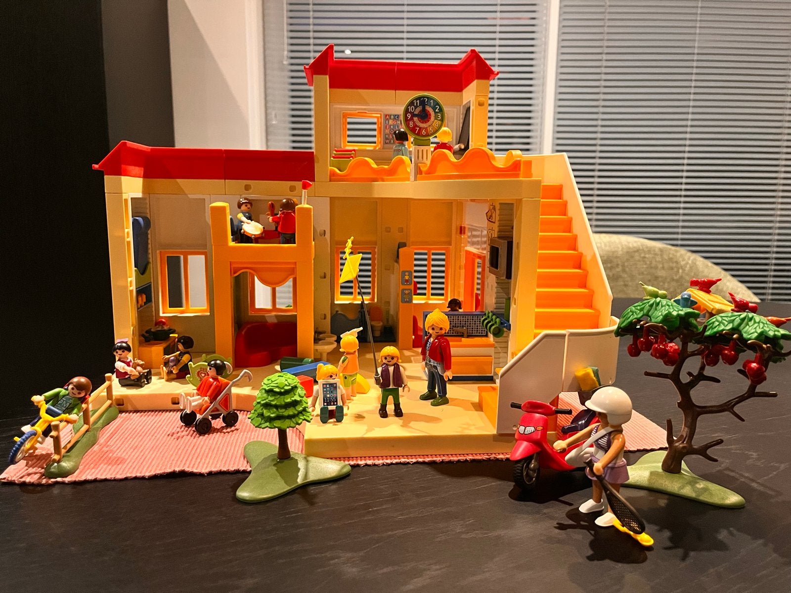 Playmobil 5567 kinderdagverblijf met extra setjes, Gebouw, Complete set, Ophalen of Verzenden, Zo goed als nieuw