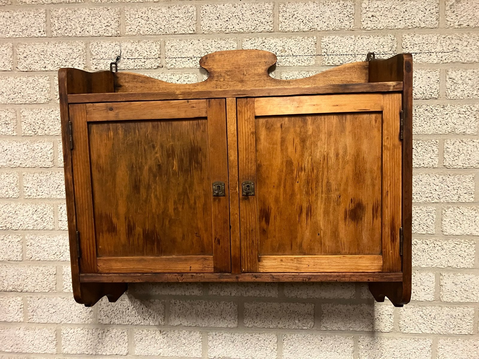 Brocante houten wandkastje / hangkastje met twee deuren, Ophalen of Verzenden