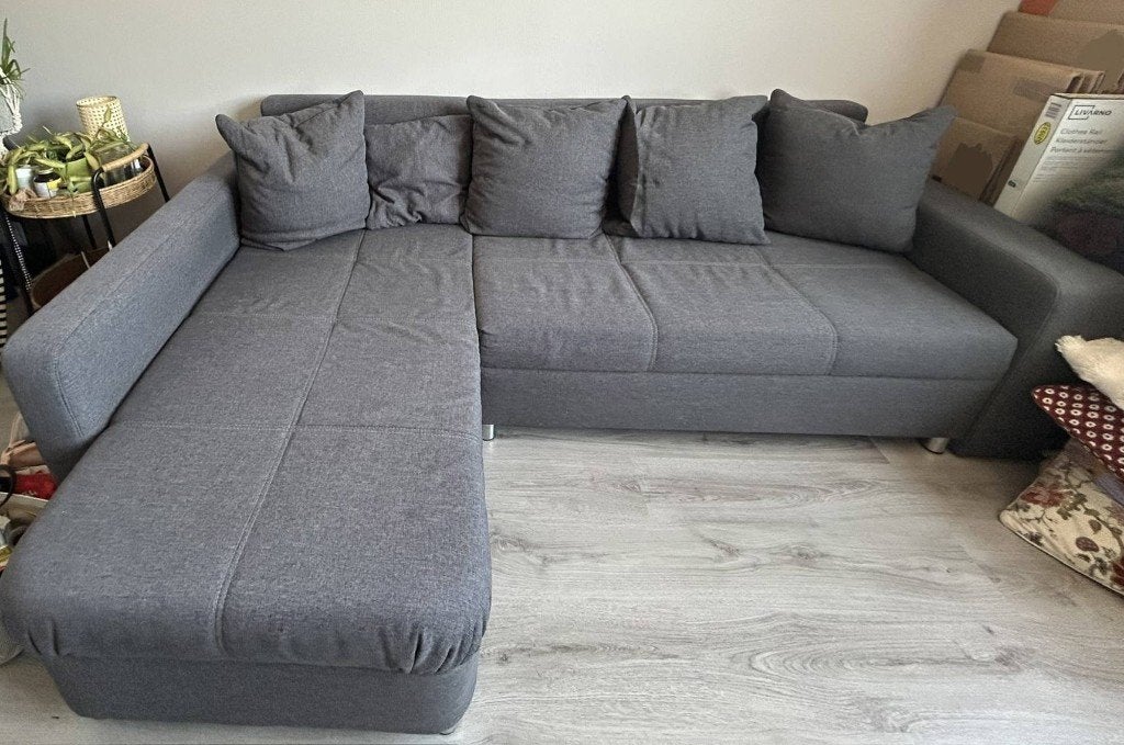 Moderne grijze hoekbank met slaapfunctie (pullout sofa), Ophalen, Moderne donkergrijze hoekbank met slaapfunctie en opslag., Zo goed als nieuw