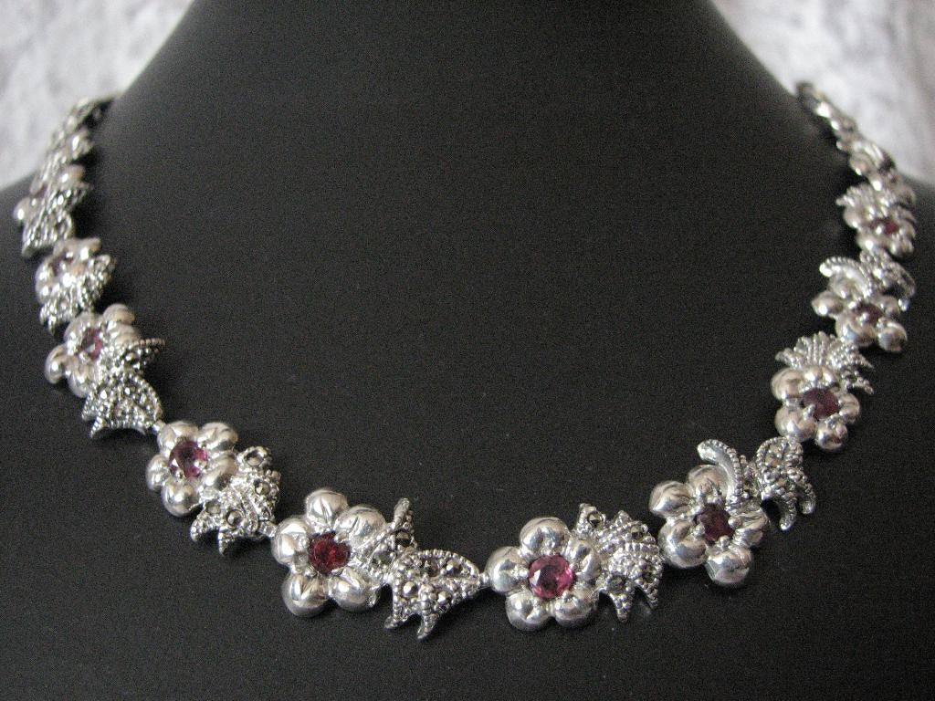 Mooi Zilveren Collier met Bloemetjes met robijn hartjes, Verzenden, Zilver, Ketting, Met edelsteen