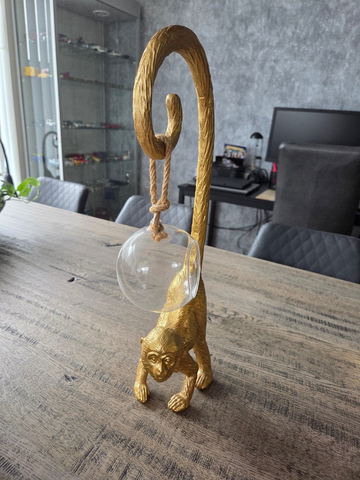 Gouden aap met glazen vaasje - Decoratief en uniek, Ophalen, Zo goed als nieuw, Goud, Metaal