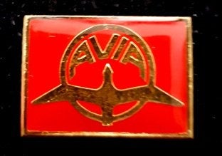 Avia speld- langwerpig rood, Verzamelen, Verzenden, Nieuw, Transport, Speldje of Pin