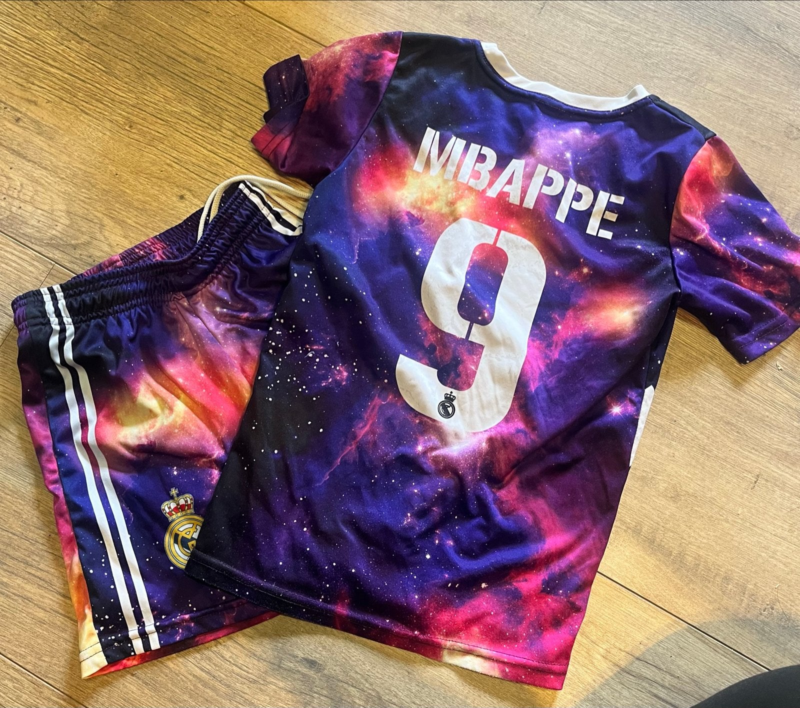 Real Madrid Mbappe Galaxy Voetbaltenue - Maat 9, Ophalen of Verzenden, Zo goed als nieuw, Meisje