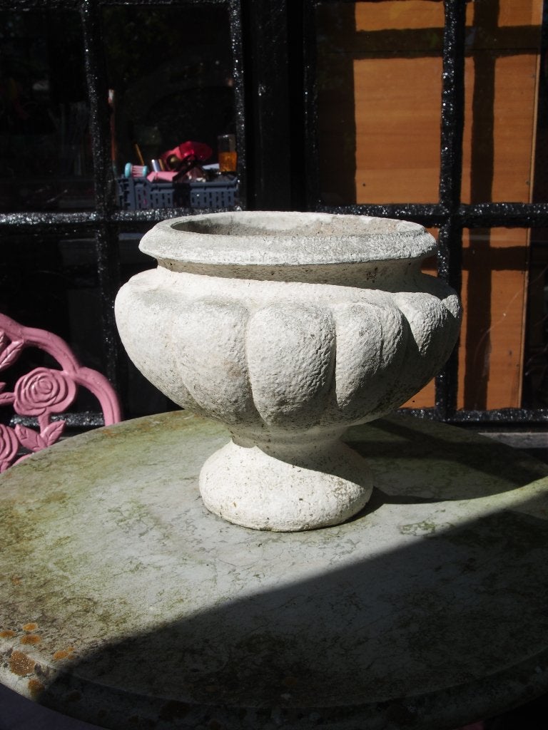Brocante Stenen Bloempot - 26 cm hoog en breed, Tuin en Terras, Gebruikt, Rond, Minder dan 40 cm, Balkon