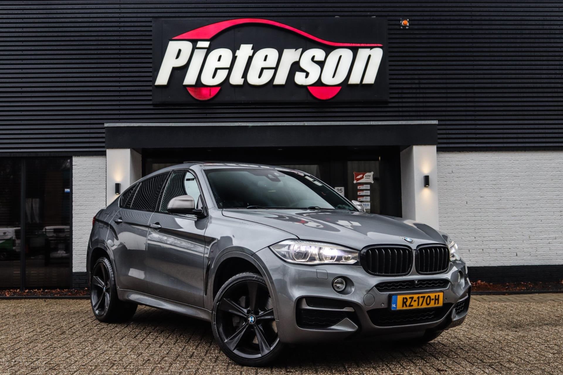 BMW X6 M50d DEALER OH FACELIFT PANO 360 MEMORY H&K VOL OPTIE, Auto's, BMW, Dealer onderhouden, 15 km/l, Gebruikt, 2993 cc
