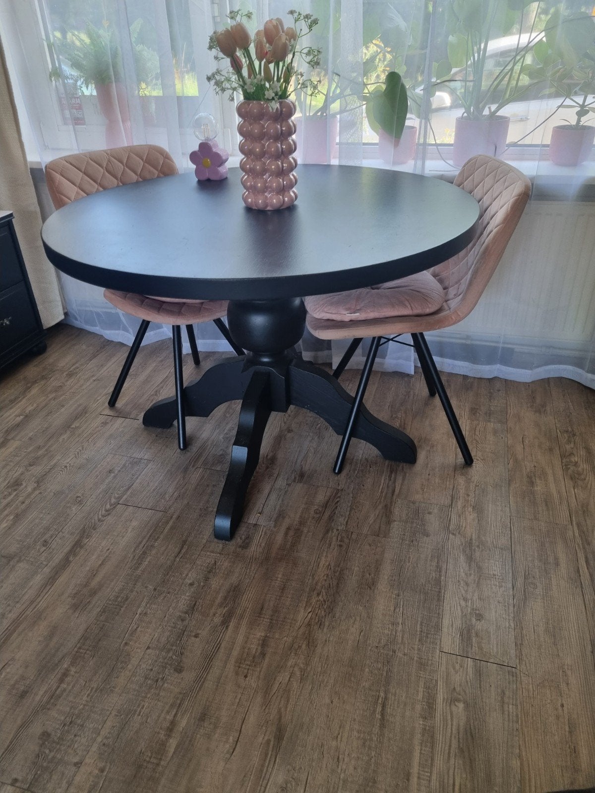 zwarte eettafel met bolpoot en 2 roze stoelen, Huis en Inrichting, Tafels | Eettafels, Ophalen, Rond, 100 tot 150 cm, 100 tot 150 cm