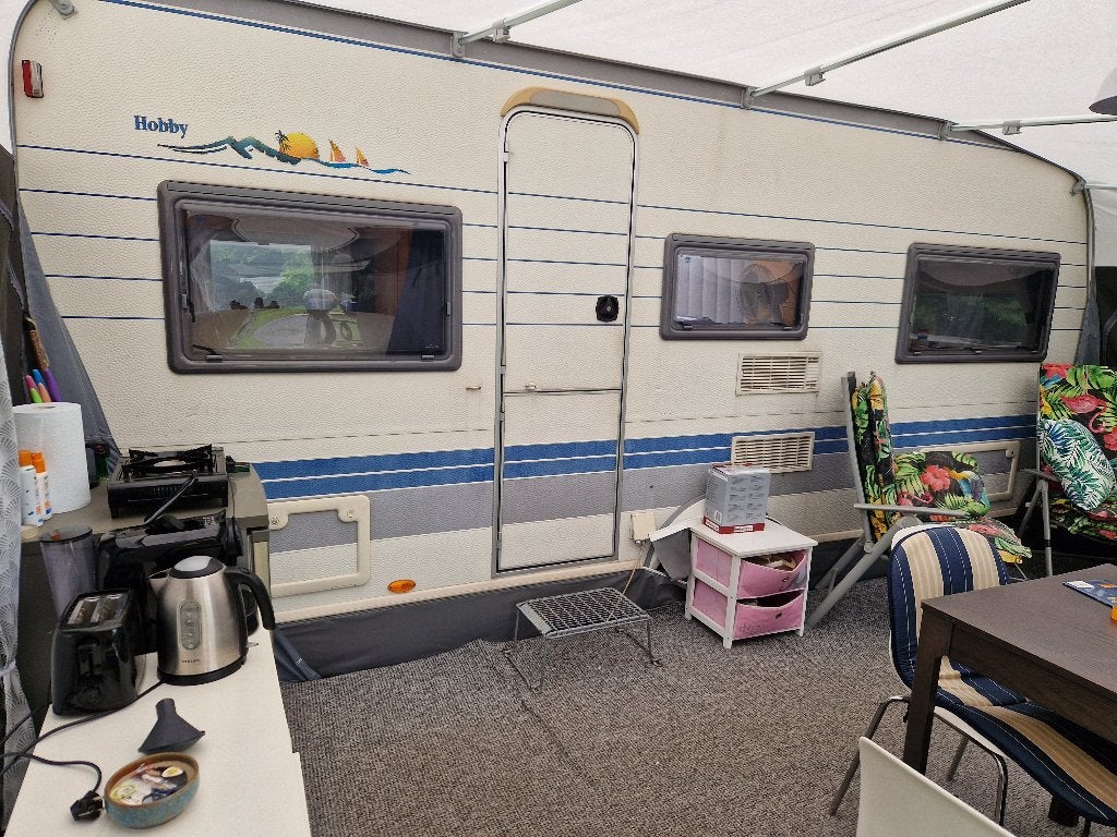 Hobby exclusive 495 UL 2001 met nieuwe 2026 Dorema vooortent, Caravans en Kamperen, Caravans, Rondzit, Hobby, Uitbouw voortent