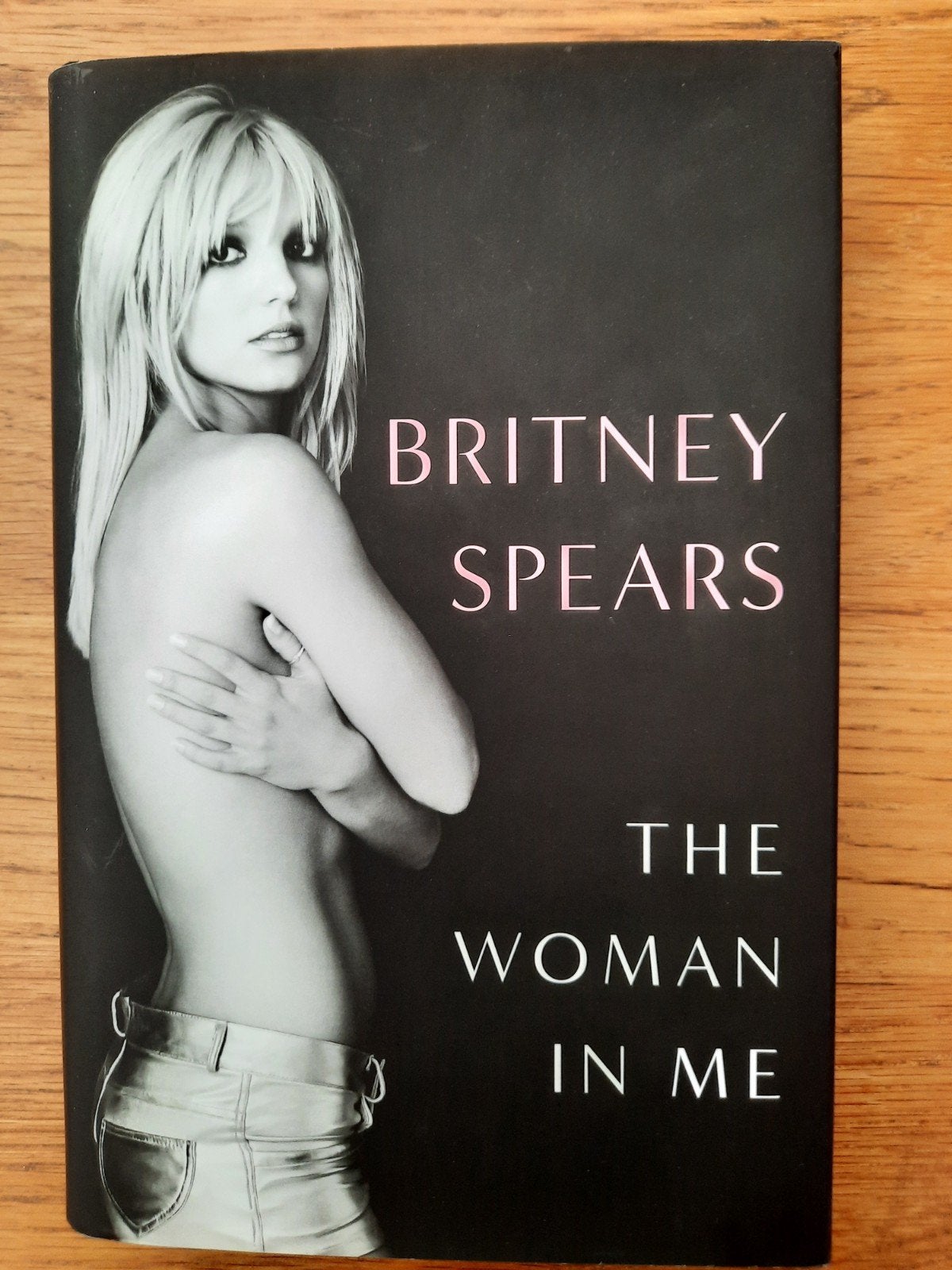 The Woman in Me - Britney Spears (hardcover), Boeken, Ophalen of Verzenden, Film, Tv en Media, Britney Spears, Gelezen