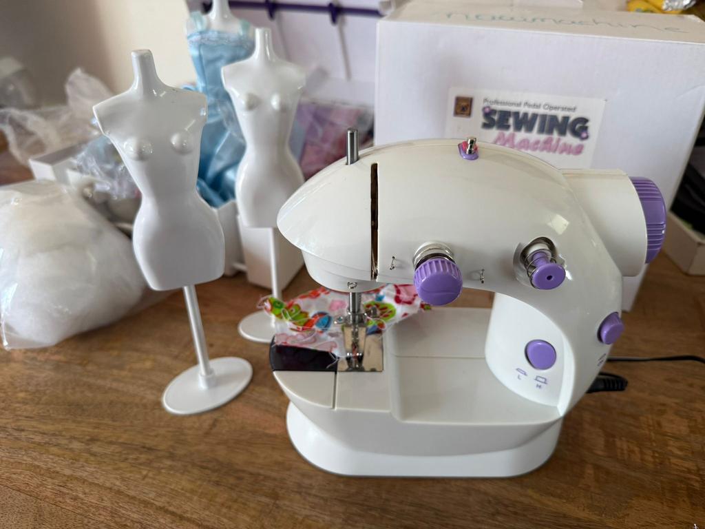 Kinder Naaimachine Set (Compleet + Accessoires), Hobby en Vrije tijd, Naaimachines en Toebehoren, Ophalen, Zo goed als nieuw, Naaimachine