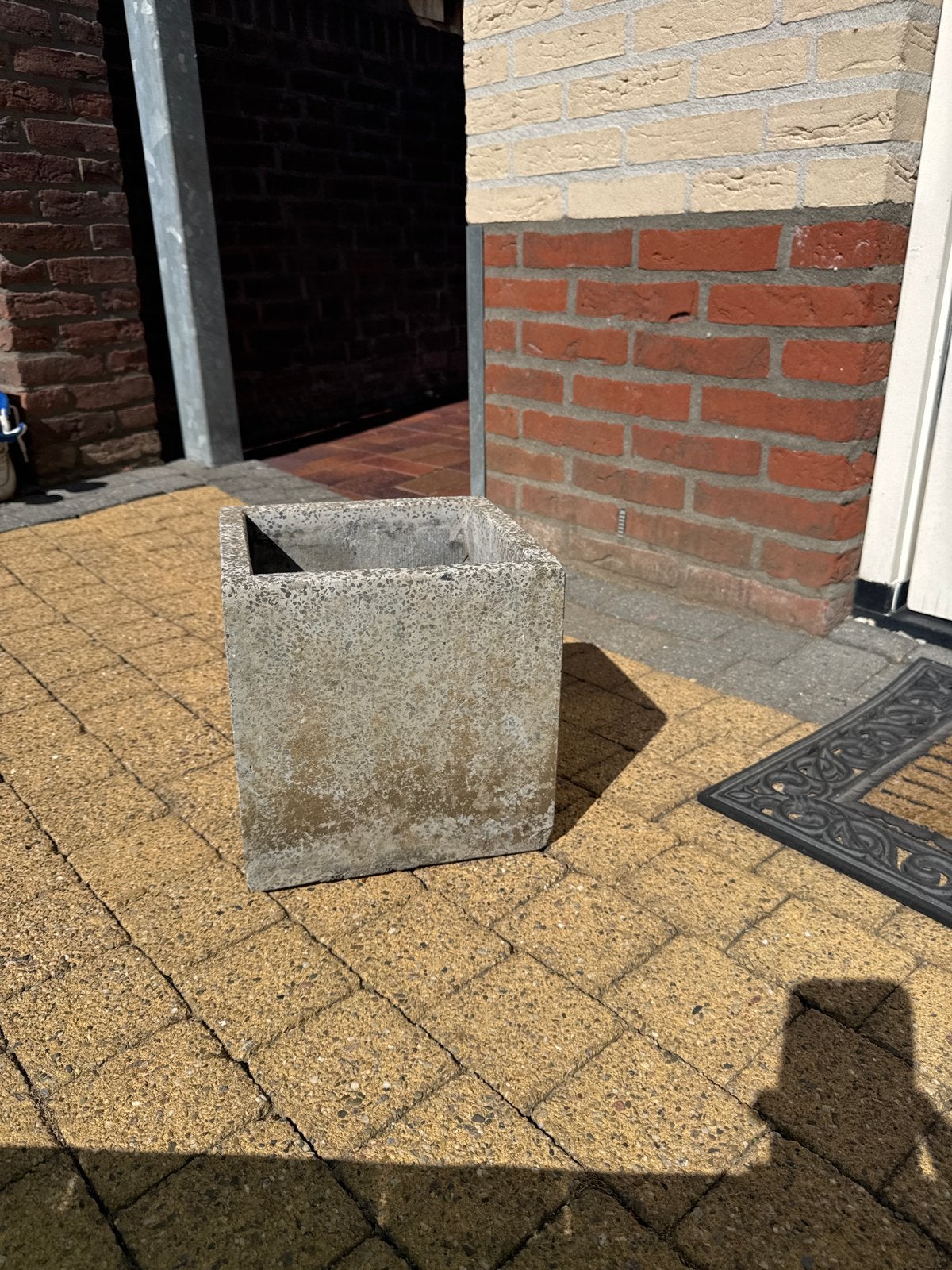 Gebruikte vierkante betonnen bloempot, Tuin en Terras, Ophalen, Gebruikt, Balkon, Minder dan 60 cm