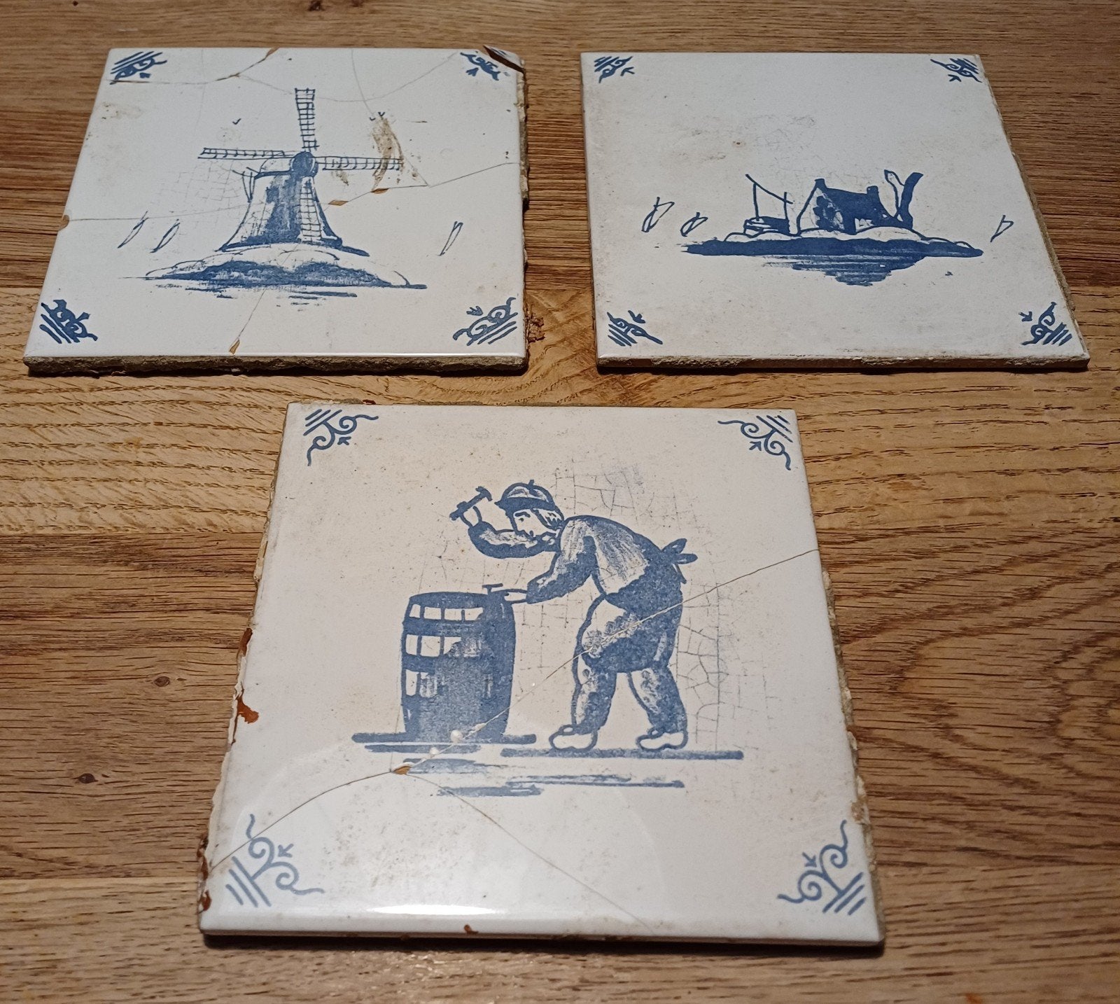 Set van 3 antieke Delfts blauwe tegels met beschadigingen, Antiek en Kunst, Ophalen