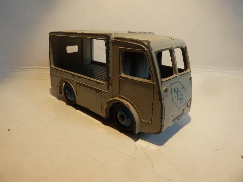 DINKY TOYS:    nr. 30 V >>>NCB ELECTRIC VAN<<<  (1949-'54), Hobby en Vrije tijd, Modelauto's | 1:43, Ophalen of Verzenden, Gebruikt