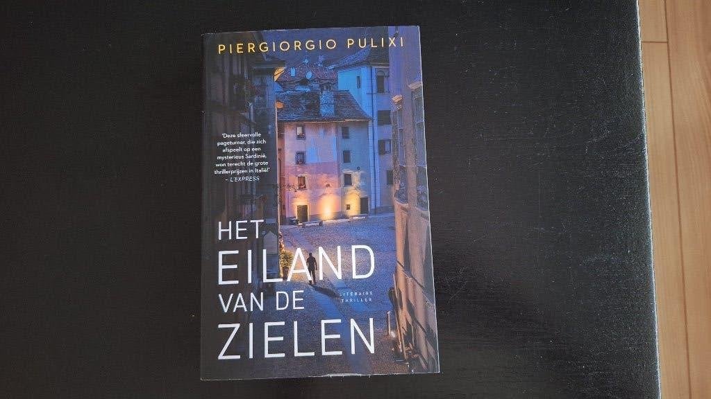 Het eiland van de zielen - Piergiorgio Pulixi, Ophalen of Verzenden, Zo goed als nieuw