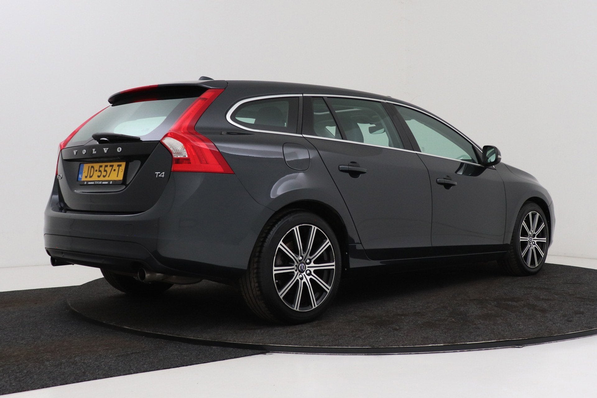 Volvo V60 2.0 T4 Nordic+ | Org NL | Schuif-/Kanteldak | Leer, Auto's, 1969 cc, Handgeschakeld, 1600 kg, 84 €/maand