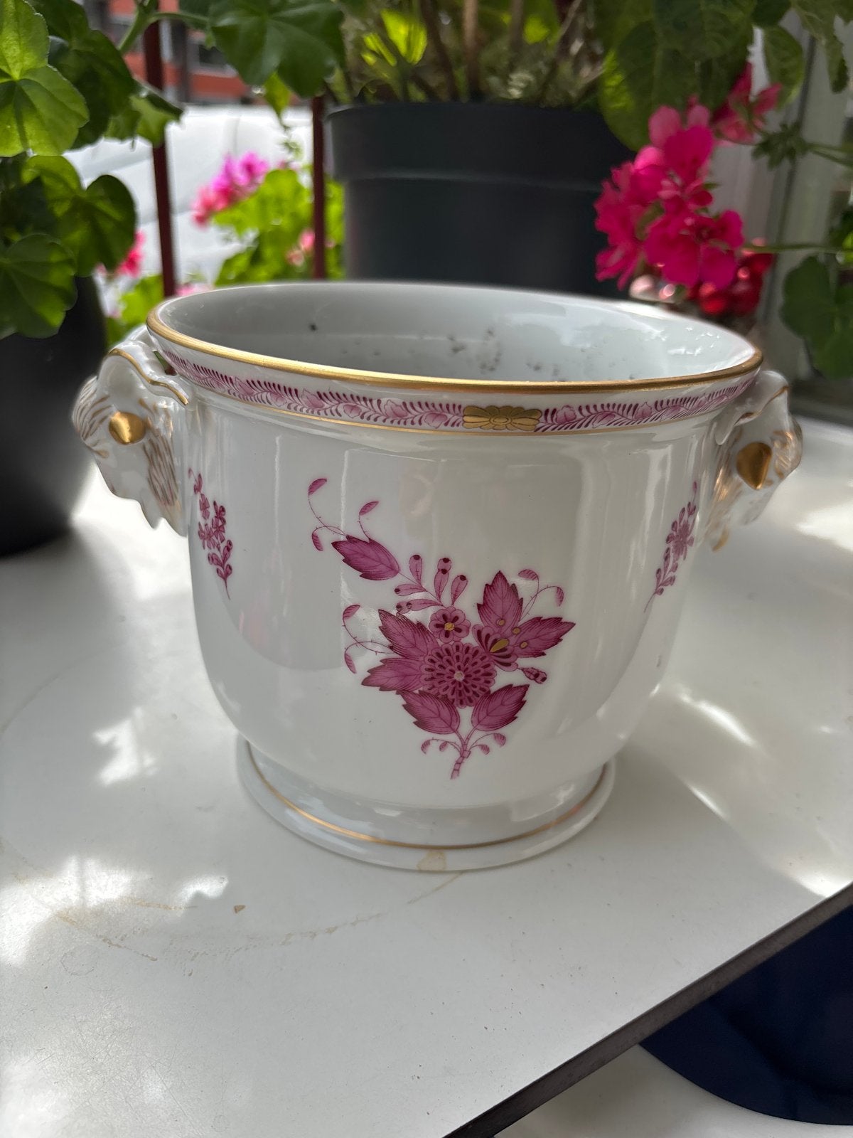 Antieke porseleinen bloempot met geitenkoppen, Antiek en Kunst, Ophalen of Verzenden