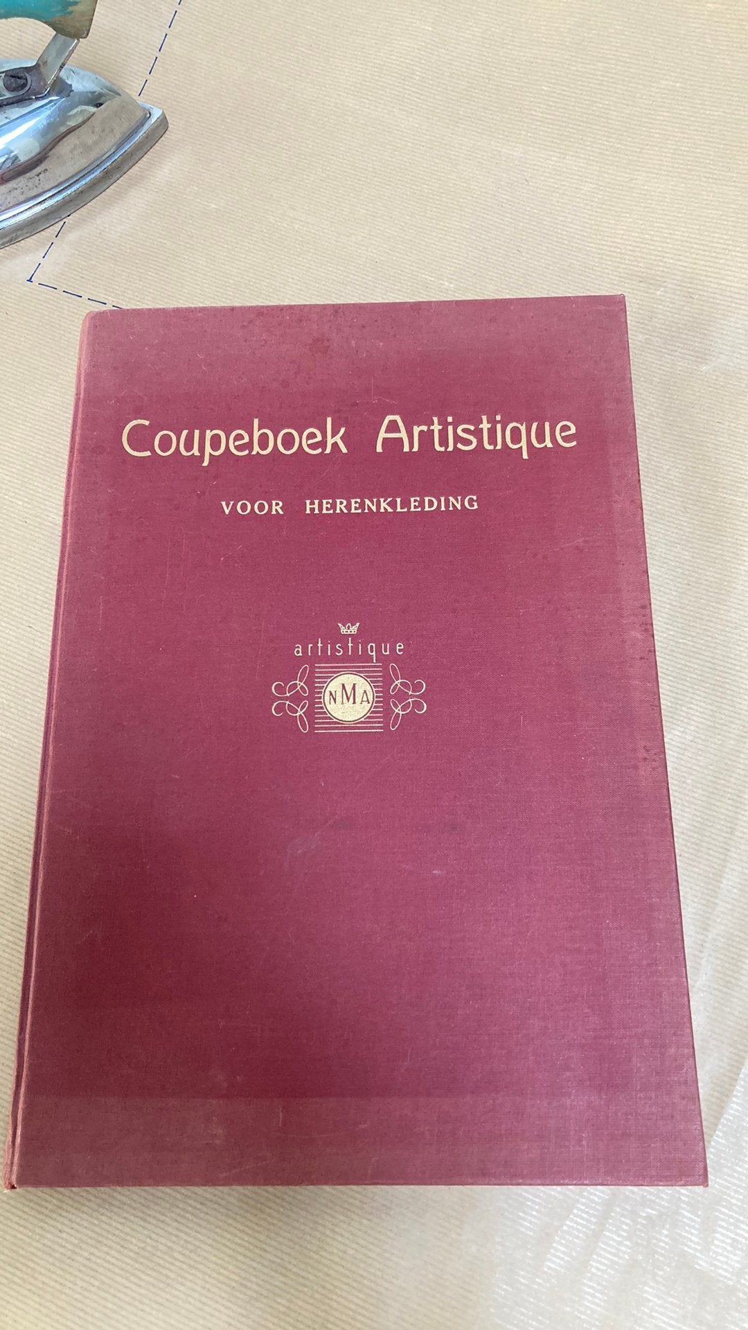 Coupeboek Artistique herenkleding patroontekenen, Ophalen of Verzenden, Gelezen, Overige onderwerpen
