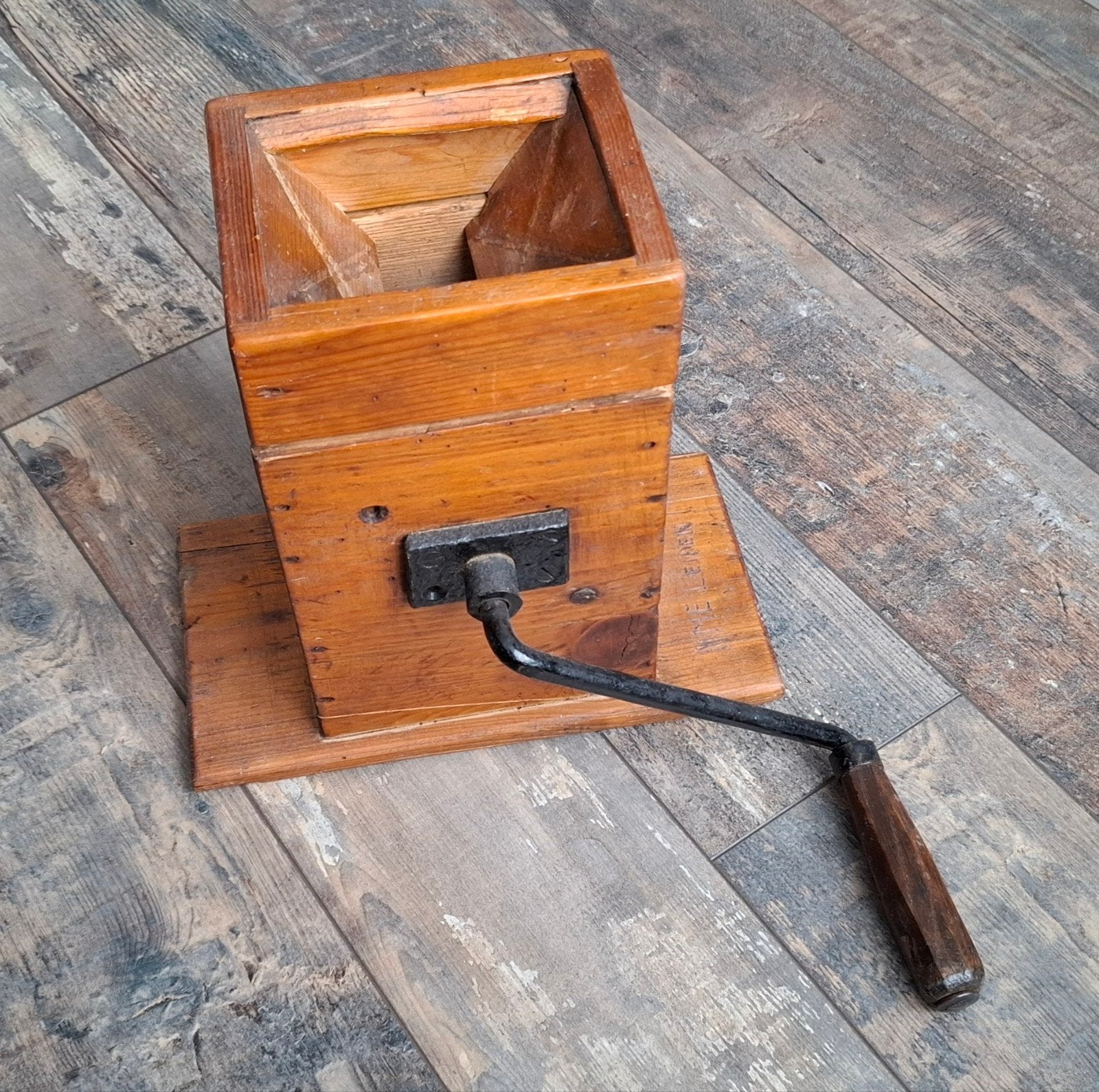 Antieke houten graanmolen met slinger., Ophalen of Verzenden