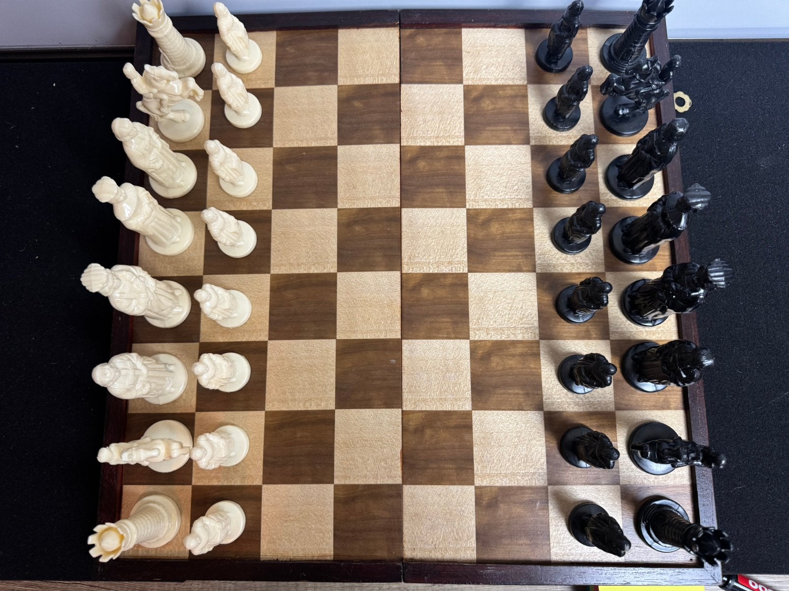 Vintage schaakspel middeleeuwse stukken — houten kist/bord, Ophalen of Verzenden, Minder dan 500 stukjes, Zo goed als nieuw, Schaken