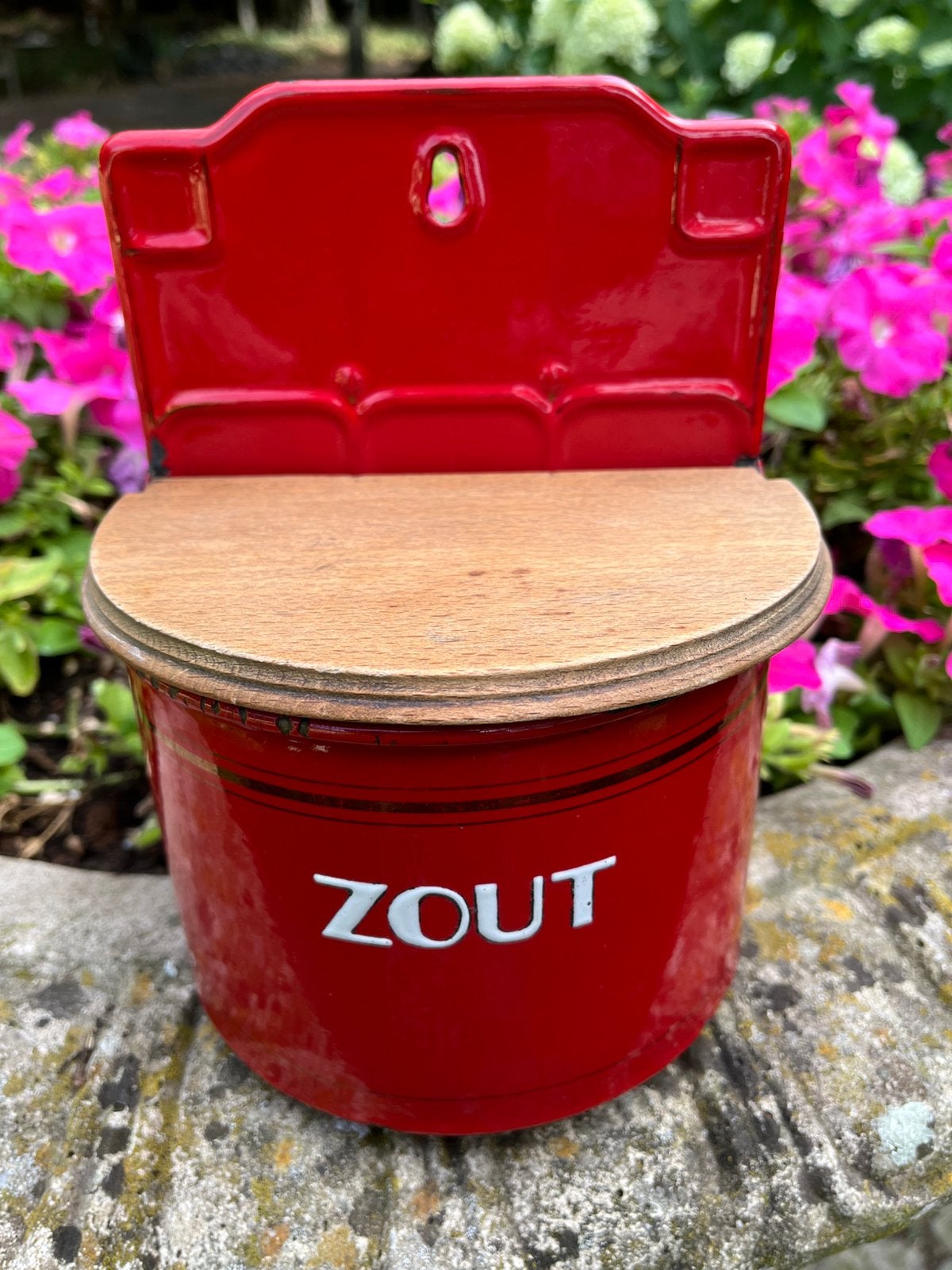 Geëmailleerde rode antieke zoutpot met deksel en gouden bies, Ophalen of Verzenden